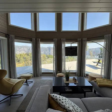 Lakes And Mountain, We Got Both! Moi (Lund)